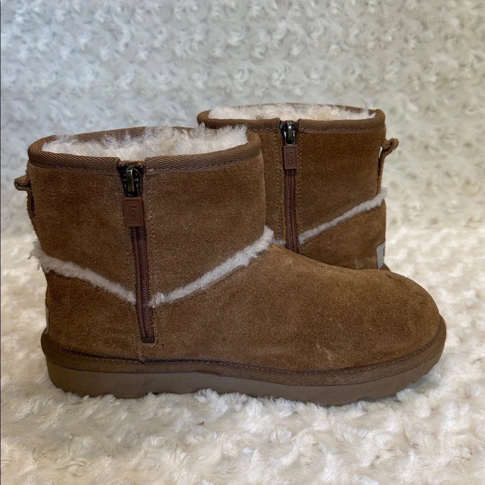 UGG tang short boots with zipper for big girl size 4